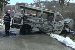 ALERTĂ! Un microbuz MISTUIT DE FLĂCĂRI. Mai multe echipaje de pompieri AU INTERVENIT