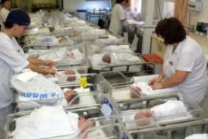 România este pe primul loc în Europa la naşterile făcute de tinere aflate în perioada adolescenţei