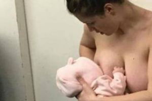 Îşi alăptează copilul în timpul jocului de hochei: Imaginea este un  BOOM pe internet. Foto în articol