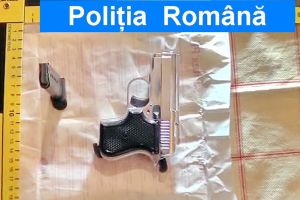 Pistol letal, ridicat de poliţişti în urma unor percheziţii