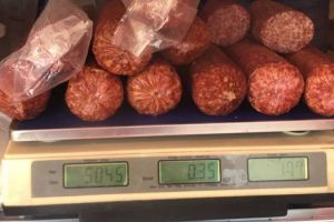 PANICĂ. Salam infestat cu pestă porcină, descoperit la Halmeu