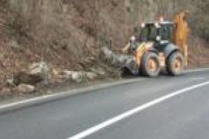 Circulaţie oprită pe DN 58B: drumarii au detonat o stâncă!