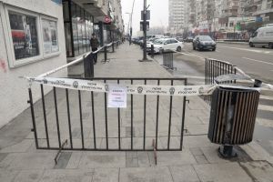 Circulaţia pietonilor a fost restricţionată peste drum de „Luceafărul”