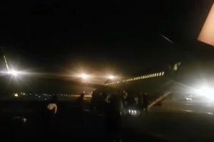 O femeie a cazut dintr-un avion care se pregatea de decolare