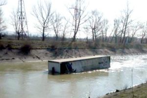 Remorcă luată de ape, ca-n filmele cu proşti!