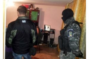 Zece suspecţi de furt luaţi pe sus de mascaţi