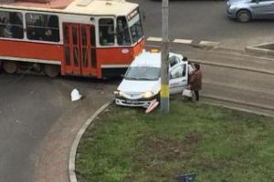 Accident în Mănăştur! Taximetru lovit de un tramvai - FOTO