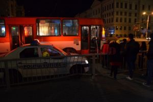 O fetita a fost lovita de autobuz, pe strada Rudului. A fost nevoie de interventia descarcerarii pentru a o scoate de sub masina