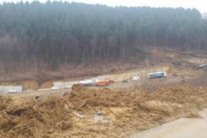 Alunecări de teren masive pe DN 76, între Criştiorul de Jos şi Vârfuri! Şoseaua a fost închisă, iar traficul este deviat