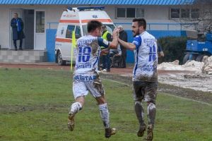 Un tanar in scaun cu rotile si tatal sau, Lilian Badea, care e primarul comunei Ograda, invitati ai SSC Farul la meciul cu Progresul 1944 Spartac (galerie foto)