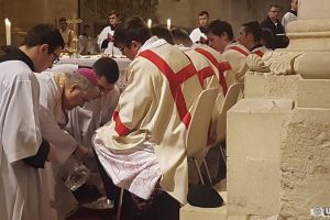 FOTO, VIDEO. Jakubinyi György, arhiepiscopul romano-catolic de Alba Iulia, a spălat şi sărutat picioarele a 12 studenţi teologi