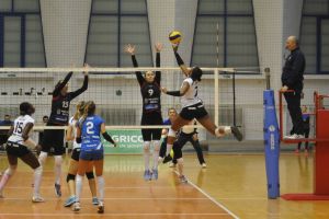 Volei feminin/ Divizia A1 Play-off: Singure împotriva tuturor