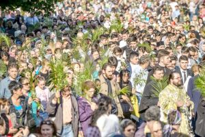 Duminică va fi cea mai importantă zi din calendarul religios: Floriile pentru ortodocşi, Paştele pentru catolici