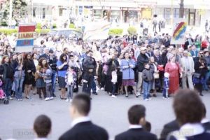 Marsul Invierii, in a doua zi de Pasti, la Timisoara, cu popasuri la Primaria Timisoara si Prefectura