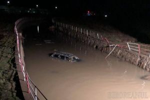 Accident teribil lângă Cauaceu: Un Audi a sărit de pe şosea şi a aterizat într-un canal colector (FOTO)