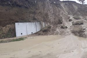 Alunecare de teren in Timis. Pamantul a blocat circulatia pe o banda a unui drum judetean