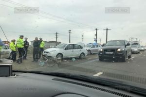 Biciclist la spital dupa ce nu a acordat prioritate, pe drumul care leaga Timisoara de Mosnita