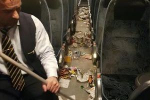 Școala Altfel! Mizeria lăsată de elevi într-un autocar - FOTO