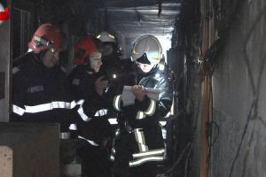 Panică şi oameni evacuaţi, după un incendiu provocat intenţionat într-un bloc de ...