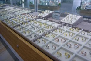 Bijuterii clasice şi avangardiste şi un portofoliu de peste 1. ...