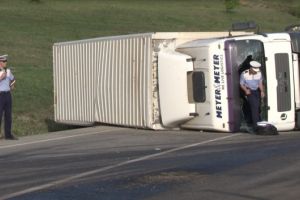 Accident pe DN 1, zona Movila Vulpii. Un TIR s-a rasturnat, trafic oprit