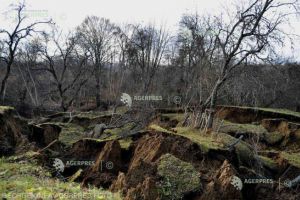 Prahova: Alunecări de teren şi inundaţii în 26 de localităţi; gospodării şi locuinţe afectate, zeci de persoane riscă izolarea