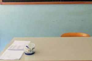 Este de neimaginat ce a păţit o PROFESOARĂ! A fost luată de ELEVI la şuturi, pumni şi legată de scaun