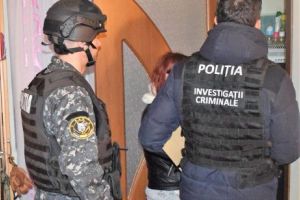 Grupare din Călăraşi, specializată în furturi din autoturisme din Franţa, destructurată de poliţiştii români şi francezi