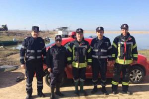 Salvatorii zilei! Cinci pompieri militari au salvat o bătrână, victimă a unui accident rutier