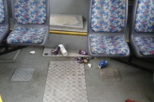 Un ȘOFER de AUTOBUZ se plânge de MIZERIA lăsată de ELEVI: „Când vom începe să transportăm oameni?”