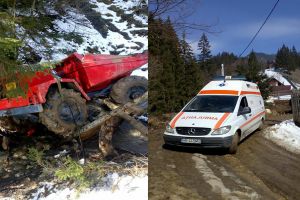 La un pas de moarte! Un bărbat a căzut într-o râpă cu utilajul peste el