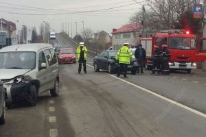 Accident la Viişoara. O femeie a ajuns la spital (FOTO)