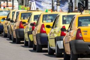 Taximetriştii din Timişoara fac GREVĂ JAPONEZĂ şi se pregătesc să dea Uber în judecată