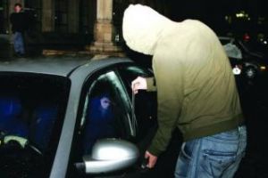 Spărgător de maşini, prins la Cluj. A cauzat prejudicii de 15.000 de lei