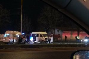 Tanar la spital dupa ce a intrat cu masina intr-un pom de pe marginea drumului, in Buziasului  