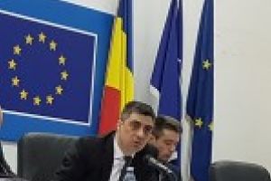 Un brailean catre consilierii judeteni: Domnilor consilieri, sa va fie rusine, pentru ca faceti circ pe banii nostri … Va bateti joc, radeti, aici, de noi!