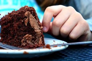 Ce a PĂȚIT o mămică care şi-a dus COPILUL la o cunoscută COFETĂRIE din ARAD. Reacţia VÂNZĂTOARELOR este REVOLTĂTOARE