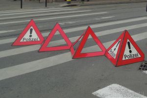 O maşină oprită la o trecere de pietoni a fost izbită din spate de un şofer grăbit. Doi adulţi şi un copil au ajuns la spital