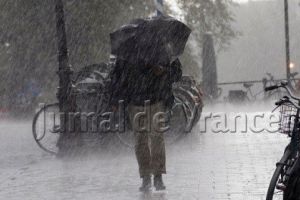 Cod galben de ploi şi vânt în zona de munte! Duminică va fi frig