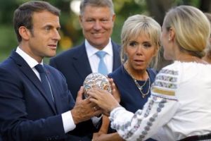Brigitte Macron are o DUBLURĂ! Cineva solicită peste tot AVANTAJE în numele său, inclusiv bilete pentru Marele Premiu la Formula 1