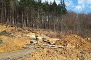 Prefectul a convocat Comitetul pentru Situaţii de Urgenţă din cauza alunecării de teren de pe DN 76 (FOTO / VIDEO)