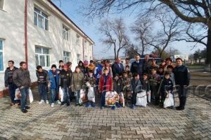 GALERIE FOTO: Iepuraşul-poliţist a ajuns la copiii cu nevoi speciale din Măicăneşti