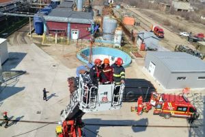 GALERIE FOTO: Cel mai amplu exerciţiu al ISU Vrancea, desfăşurat în curtea societăţii ENET