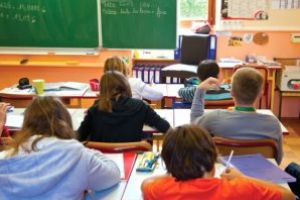 Scoala va deveni obligatorie de la varsta de trei ani in Franta