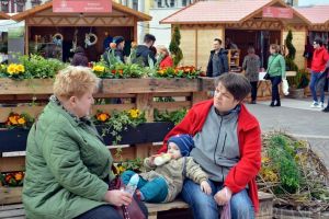 S-a deschis Târgul de Paşti: Sute de orădeni s-au bucurat de soare, flori şi jocuri în Piaţa Unirii (FOTO)