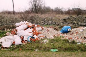 FOTO. Sute de sătmăreni, amendaţi pentru că şi-au aruncat gunoaiele pe domeniul public