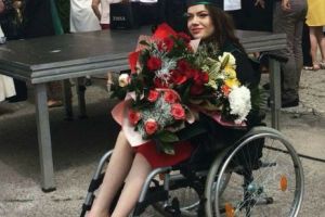POVESTEA EMOȚIONANTĂ a unei tinere! A devenit MEDIC REZIDENT, deşi este imobilizată ÎNTR-UN SCAUN CU ROTILE
