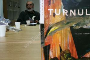 Scriitorul Ion Mărculescu în mijlocul participanţilor la „Seara de Carte”