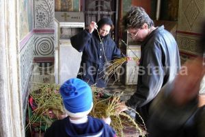 Vin Floriile cu soare si soarele cu Florii“:  Duminica praznuim cea mai importanta sarbatoare care vesteste Pastele. Dupa slujba se mananca muguri de salcie