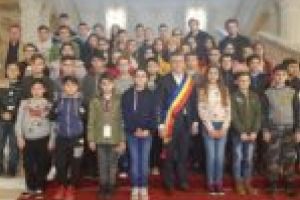 Elevi din Caraş-Severin, altfel de cursuri la Palatul Parlamentului [FOTO]